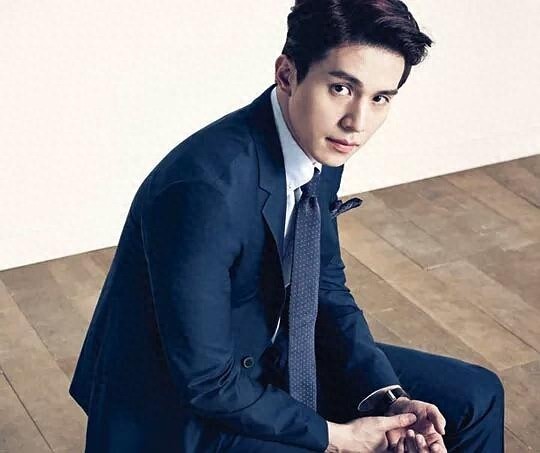 韩国人气男星李栋旭