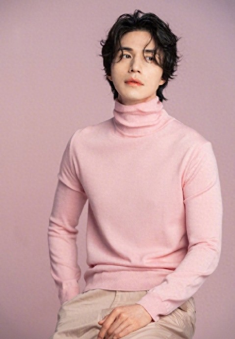 韩国人气男星李栋旭