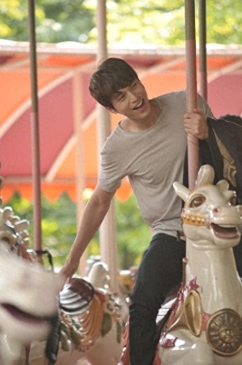 韩国人气男星李栋旭