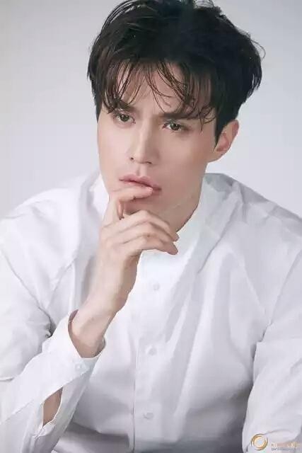 韩国人气男星李栋旭