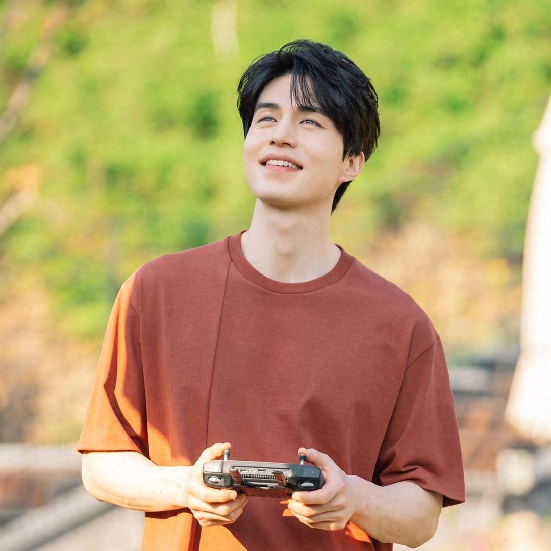 韩国人气男星李栋旭