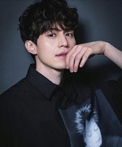 韩国人气男星李栋旭