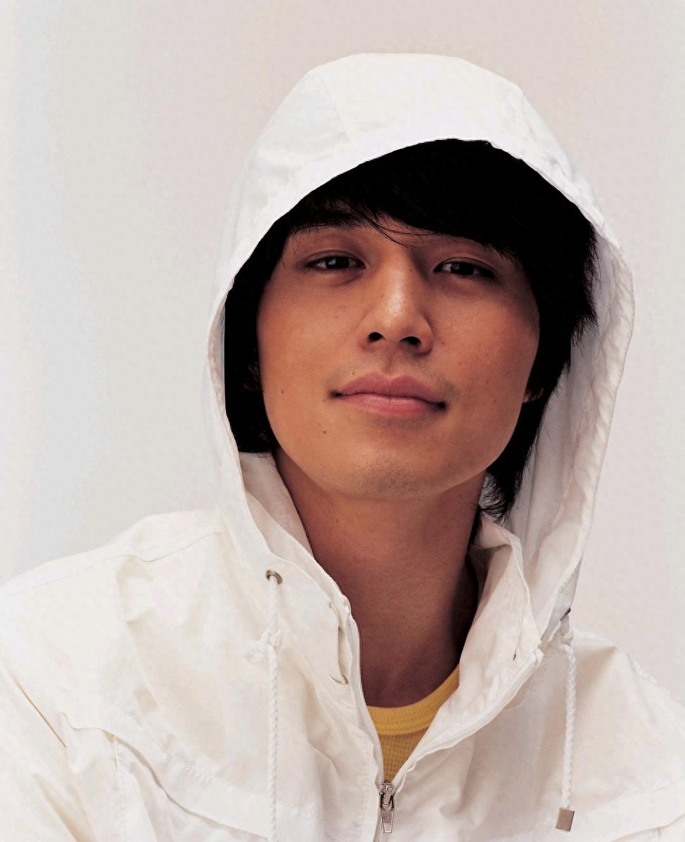 韩国人气男星李栋旭