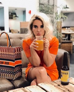 ​她不高也不漂亮，但却让格列兹曼如痴如醉！陪伴多年终是熬出了头