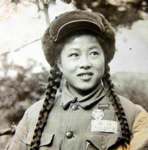 ​一组抗美援朝女兵珍贵老照片：图4冒着炮火包扎，图7背着受伤战士