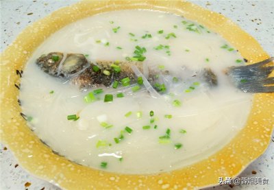 ​“鱼汤”要怎么做？掌握2个要点，鱼汤奶白鲜香没腥味，超好喝