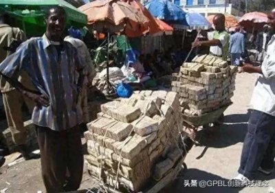 ​津巴布韦，一千亿仅仅等价于一美元，通货膨胀让钱买不到任何东西