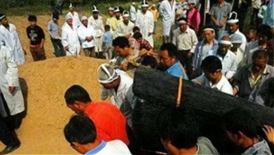 ​16岁少女为养家3次卖血，死后3个哥哥披麻戴孝为她送葬……