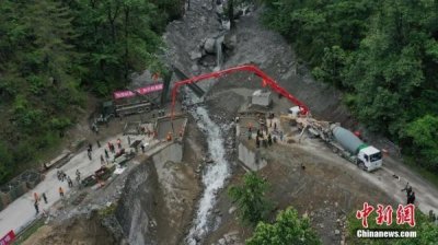 ​川藏公路西藏波密段因泥石流致交通中断 目前恢复通行