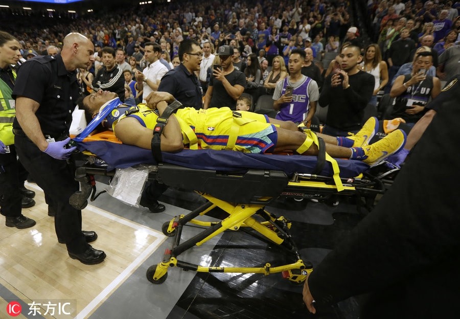 惨烈!勇士再伤一员 麦考严重受伤被担架抬出