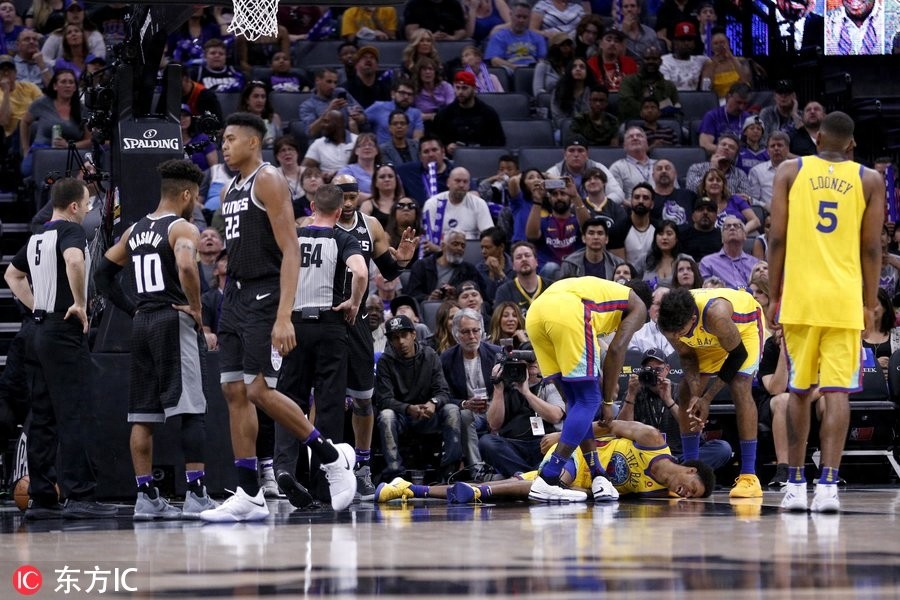 惨烈!勇士再伤一员 麦考严重受伤被担架抬出