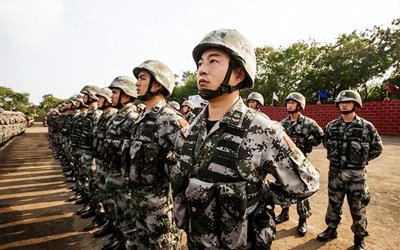 ​军衔级别：副军长和师长的差异与联系探析