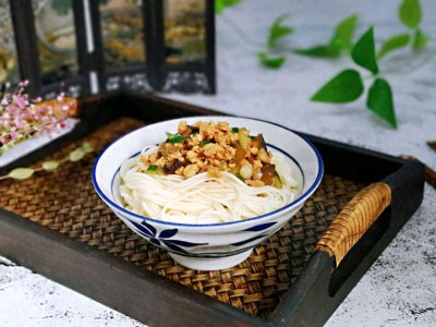 ​越吃越想吃的茄子肉末打卤面，卤子鲜香，面条爽滑，做法很简单