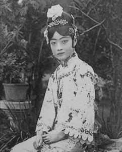 ​1946年，婉容狱中身亡被扔臭水沟，冒死安葬的李家兄弟结局如何？