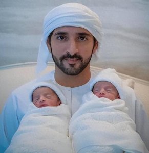 ​哈曼丹王子41岁生日照曝光,嫡子被晾胎妻嚣张笑不出来