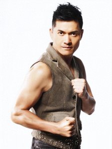 ​他是《上海滩》中的丁力，与邝美云结婚9个月后，闪婚后后悔了