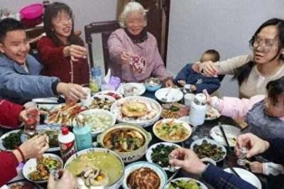 ​女子后续年夜饭，喊家人搭把手被拒，怒将鱼摔门口：我也不做了