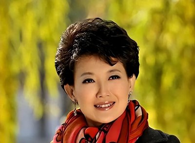 ​央视著名主播梁艳：生活中热心做红娘，自己51岁仍未婚