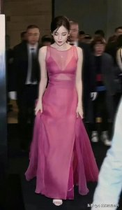 ​古力娜扎大胆尝试透视连衣裙，展现成熟女性魅力