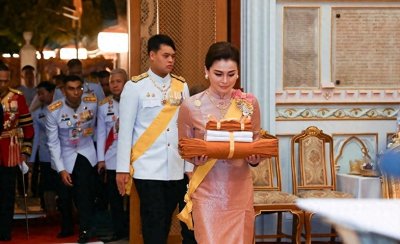 ​巴育跟着诗琳通公主送佛衣！结局比巴逸强好多，隐退的蛮彻底