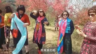 ​＂阿姨照相带7条丝巾＂火了，网友：那是你没看到我妈！