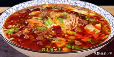 ​又香又细的臊子面：油光红润酸辣开胃，汤多面少！方法简单学起来