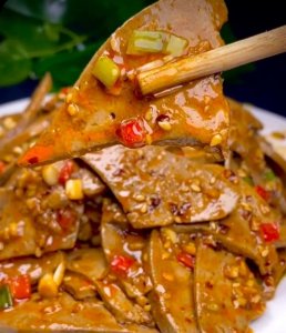 ​猪肝这样吃，鲜香入味，清爽开胃不油腻，做法还简单，全家都爱吃