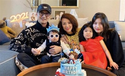 ​汪峰二女儿罕见陪父逛商场，全程沉默寡言，网友：3个女儿三种命