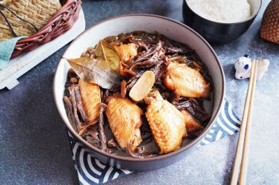 ​东北经典特色菜小鸡炖蘑菇正宗做法，鸡肉鲜香嫩滑，粉条滑爽绵实