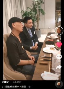 ​67岁老戏骨钟发罕露面，现身奢华别墅精神足，息影后移居内地生活