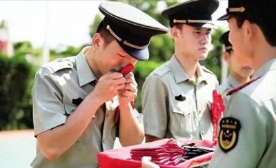 ​我2009年拿一万想转士官，团长气的把我关门外，如今顺利四期转业