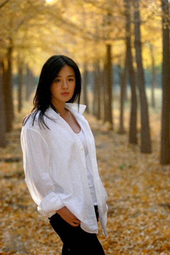 周显欣低调优雅内敛知性，才情兼备，在演艺圈有“小巩俐”之称