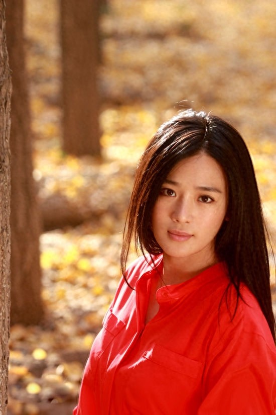 周显欣低调优雅内敛知性，才情兼备，在演艺圈有“小巩俐”之称