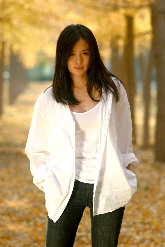 周显欣低调优雅内敛知性，才情兼备，在演艺圈有“小巩俐”之称