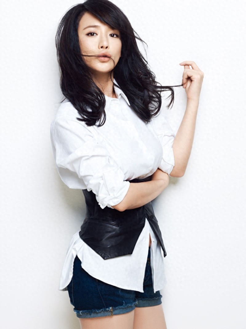 周显欣低调优雅内敛知性，才情兼备，在演艺圈有“小巩俐”之称