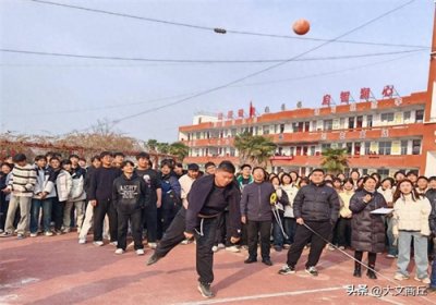 ​睢县尤吉屯二中举行掷实心球比赛
