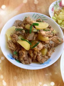 ​小孩最爱的下饭菜：土豆焖鸡架，白饭浇汁能吃一大碗
