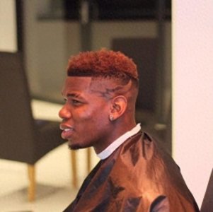 ​看灰机？No！是博格巴叕换新发型了：左闪电，右火焰