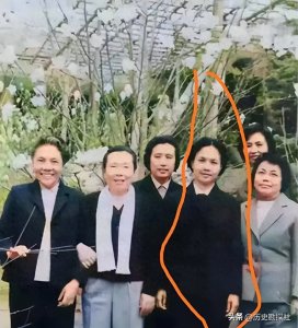 ​彭真的夫人有多美？40岁在北戴河时的留影，五官精致气度不凡