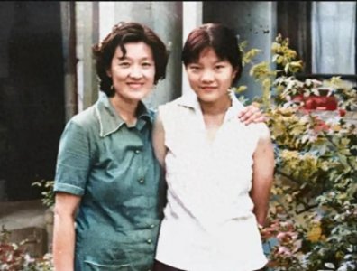 ​1980年，洪晃和母亲章含之在北京家中的留影，19岁她气质高贵典雅