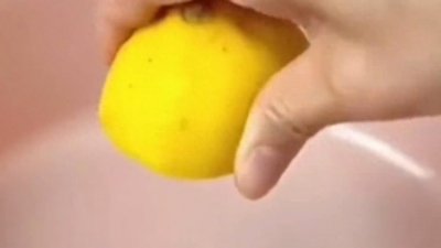 ​衣服穿久了容易发黄，教你一招，轻轻搓洗，衣服焕然一新