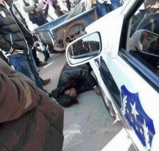 ​碰瓷警车要价两万 躺在警车前面不愿起来十分坚定