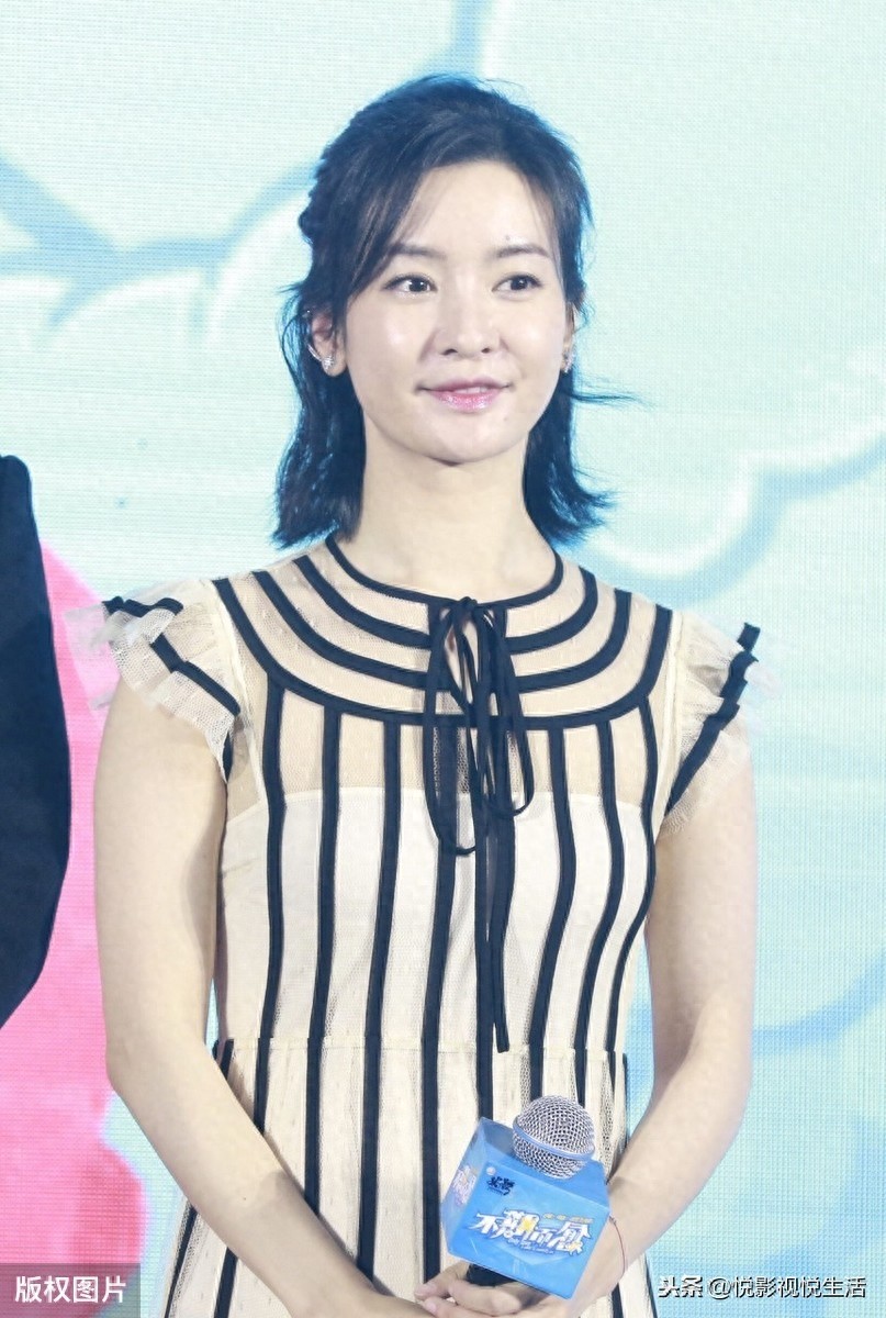 甜美而又不失俏皮可爱的李晟，不仅冷艳，并且风格让人眼前一亮