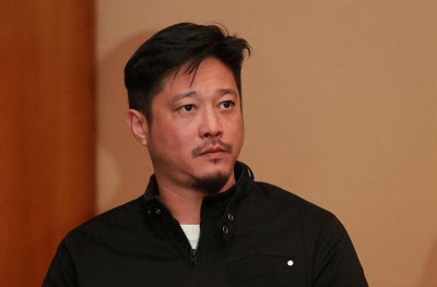 ​49岁何超仪花钱治好丈夫！陈子聪术后首露面，脸色苍白2保镖护驾