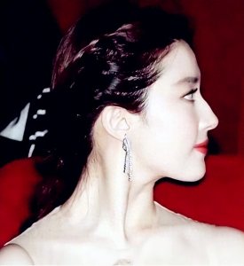 ​女星们的侧脸美：迷人与不完美的独特之处