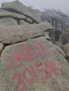 ​痛心20岁小情侣冻死冰晶顶后续腿部裸露，细节曝光，目击者发声