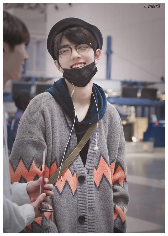 肖战高清无水印手机壁纸，可甜可盐，真是一个宝藏男孩！