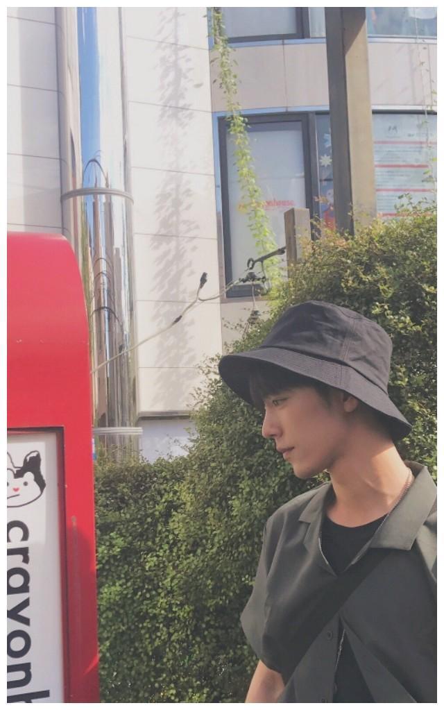 肖战高清无水印手机壁纸，可甜可盐，真是一个宝藏男孩！