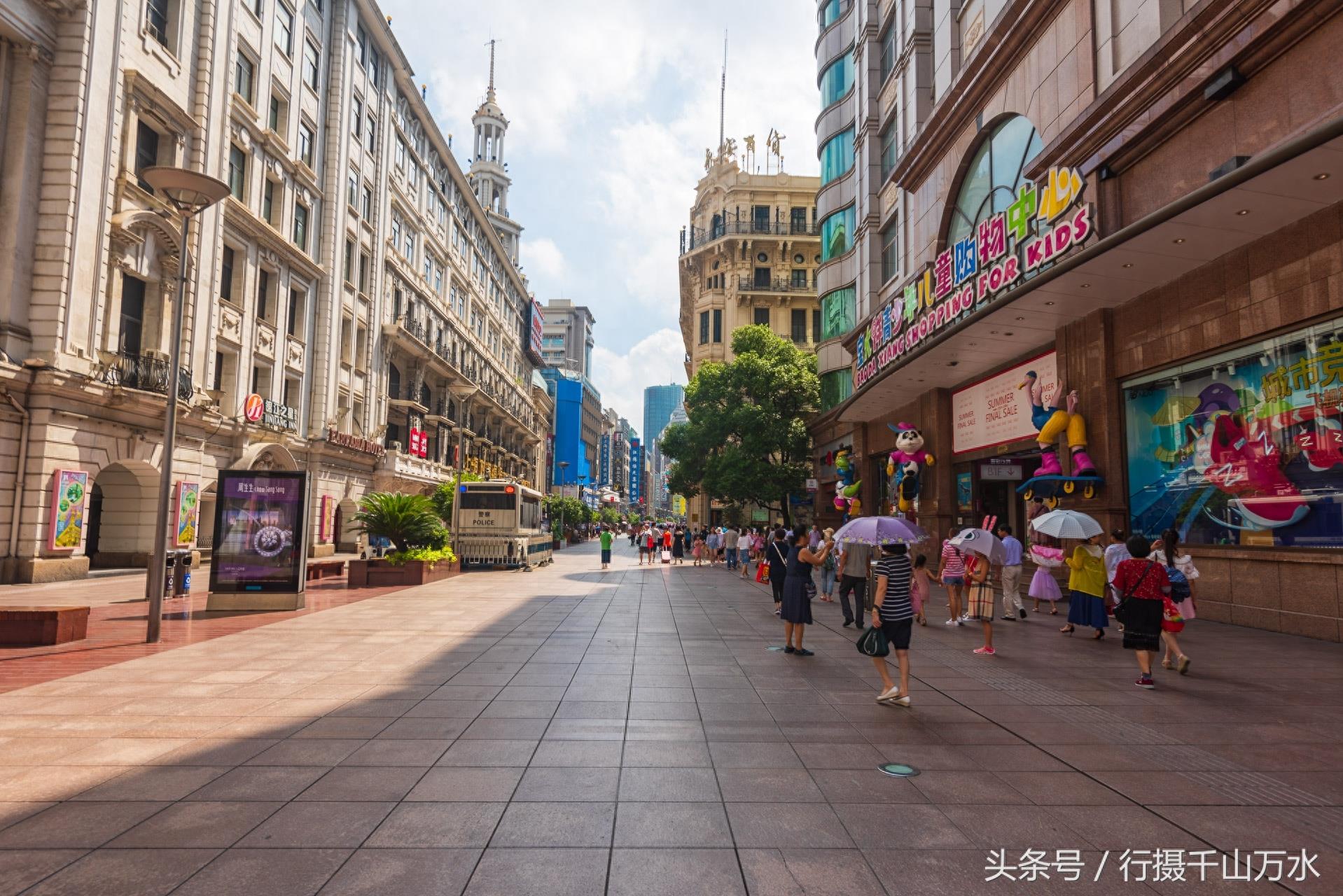 南京路步行街上的各种美食，让你一次吃个够