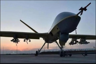 ​中国无人隐身轰炸机亮相，空军再添新成员，性能堪比美国B-21